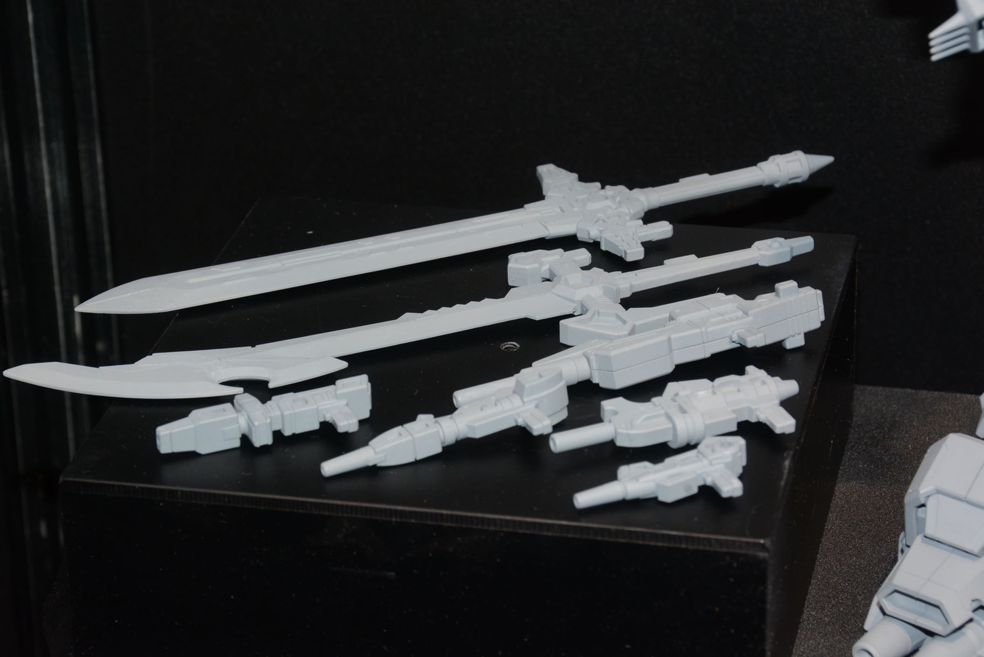 多彩な武器が付属し、全身のジョイントに接続できる