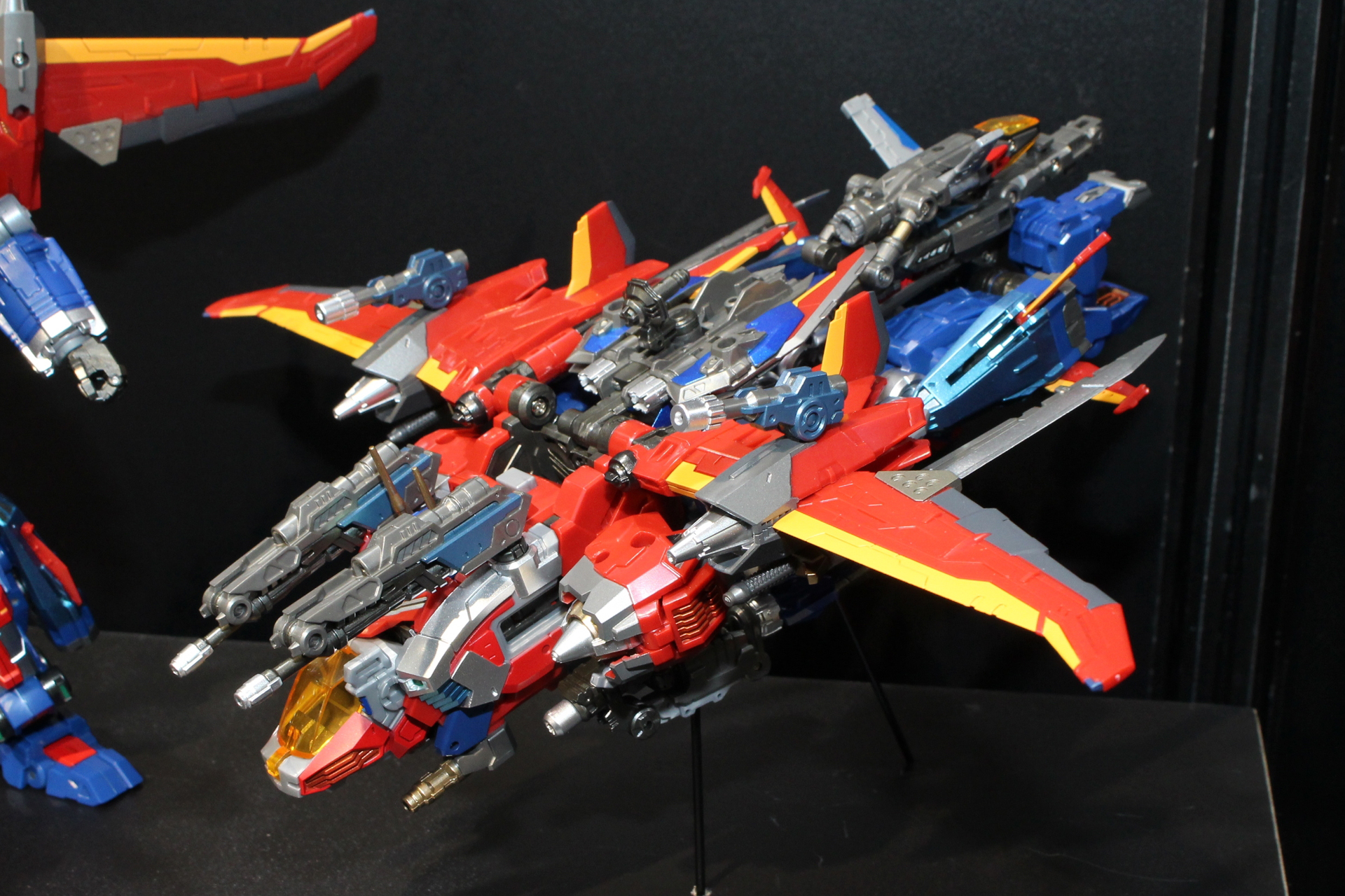 「バトルスX01～X03」の3機のメカが様々な組み合わせで合体変形し、複数のモードを楽しめる。こちらは高速重飛行マシン形態の「スクランブルモード」