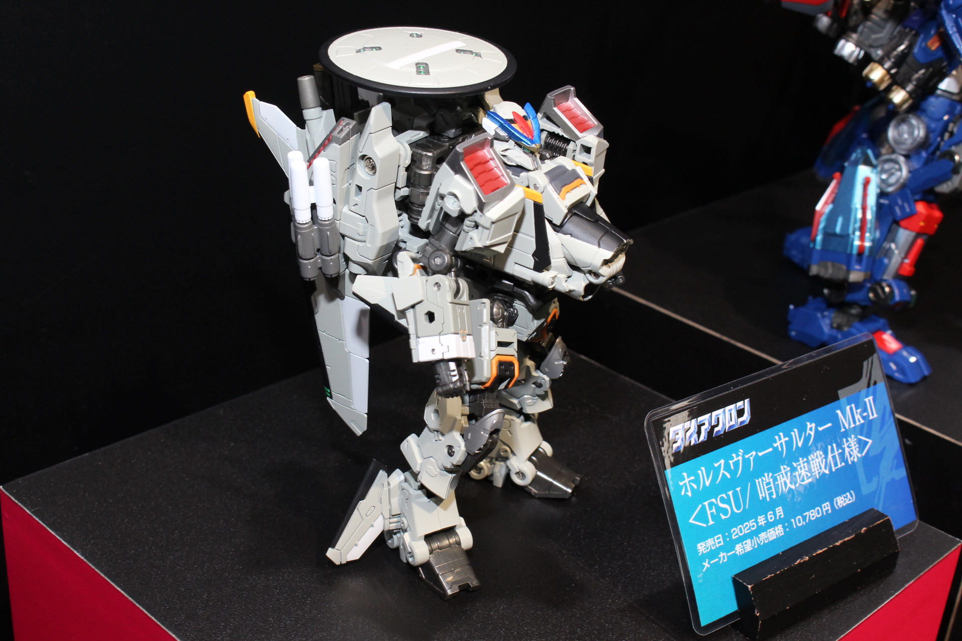 レドームなど、キャッチーな意匠が目立つ機体だ