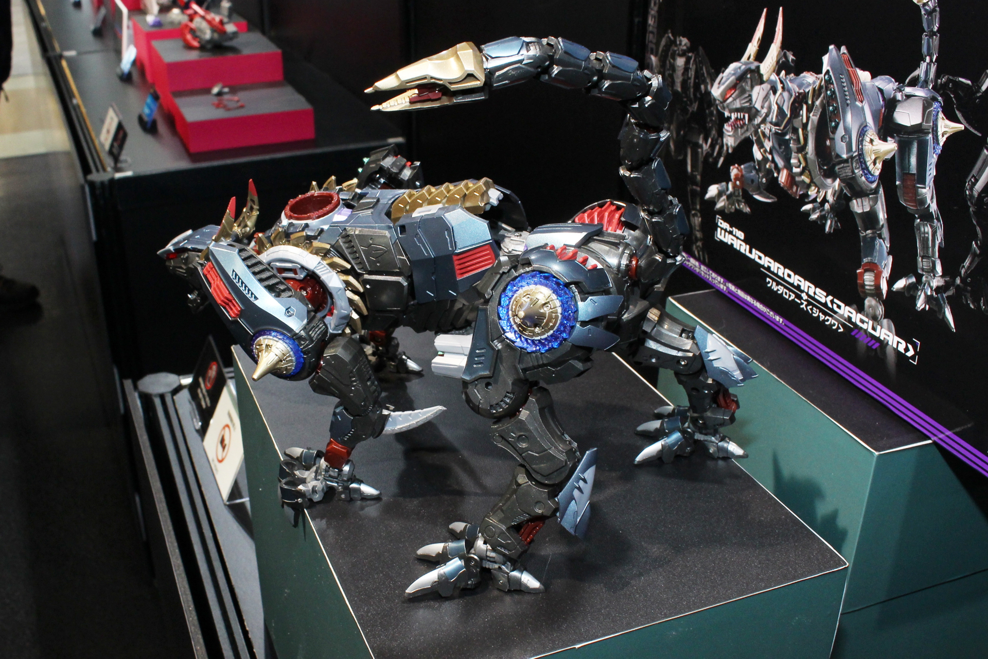 不気味さよりも格好良さが強調された最新のワルダー戦闘兵器