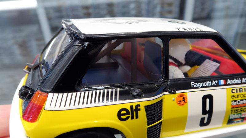 後部座席があった位置にエンジンが収納されており、室内はロールバーで補強されている