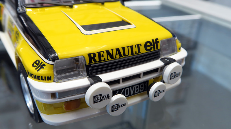 ラリーカーの特徴ともいえるランプポッドやバンパー一体型のエアダムスカート