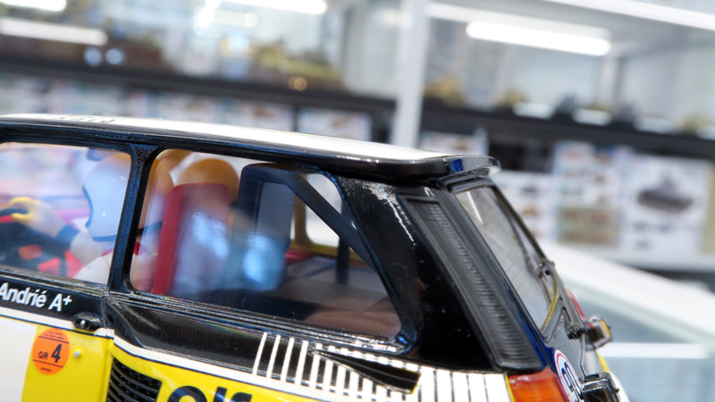 ルーフ後端のかわいらしいスポイラー