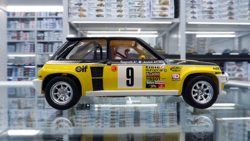 ルノーやelfをはじめ多くのスポンサーロゴ、ゼッケン、リヤウインドウ下部のストロボライン、ドライバー・コドライバーネームなどがスライドマークで再現されている