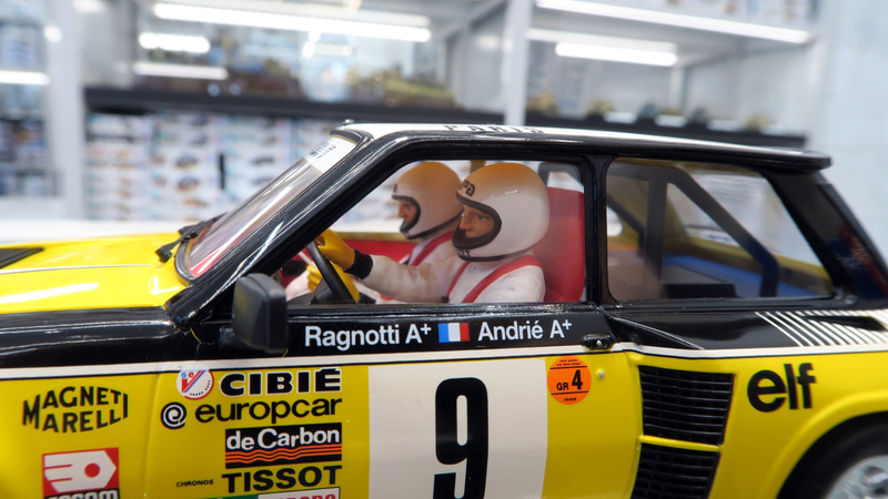 キットにはハンドルを握り運転に集中するドライバーと、ペースノートを読むコドライバーの人形も付属