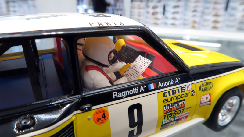 キットにはハンドルを握り運転に集中するドライバーと、ペースノートを読むコドライバーの人形も付属