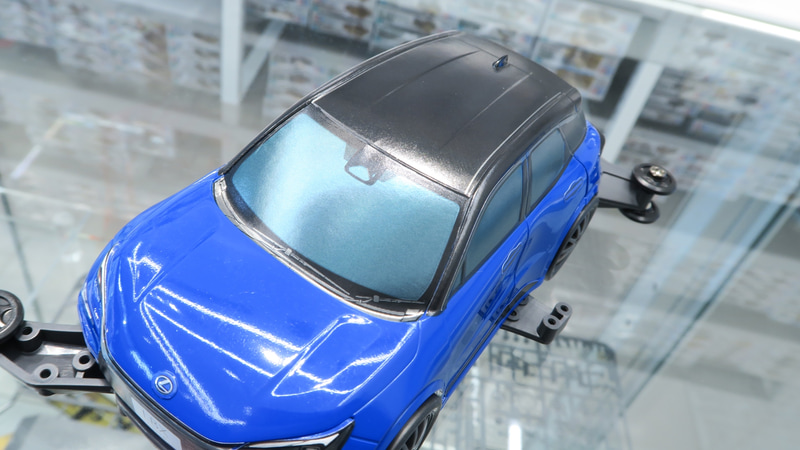 ボディはブルーをベースにブラックアウトされたルーフ部分をステッカーで再現