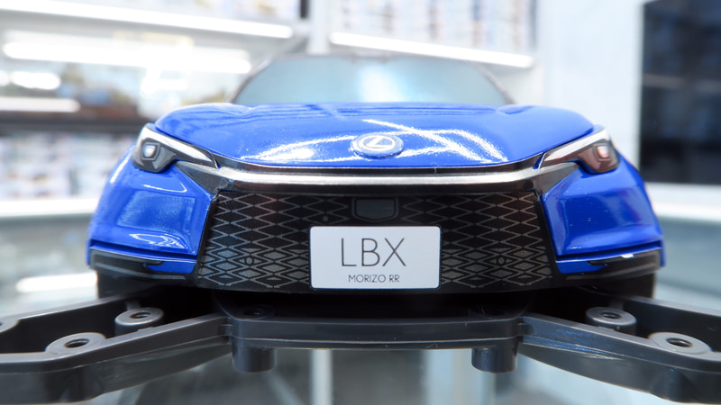 「ユニファイドスピンドル」と呼ばれる特徴的なフロントグリルはステッカーで表現されている