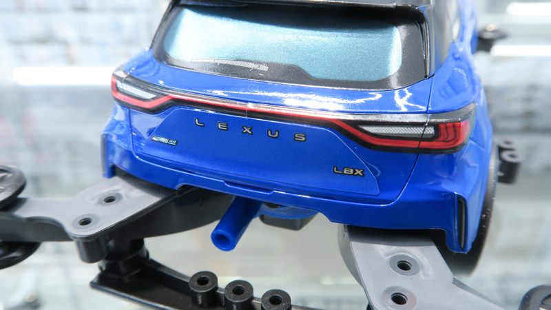 レクサスや「MORIZO RR」のエンブレム、一文字のコンビネーションランプなどはメタリック調ステッカーで再現