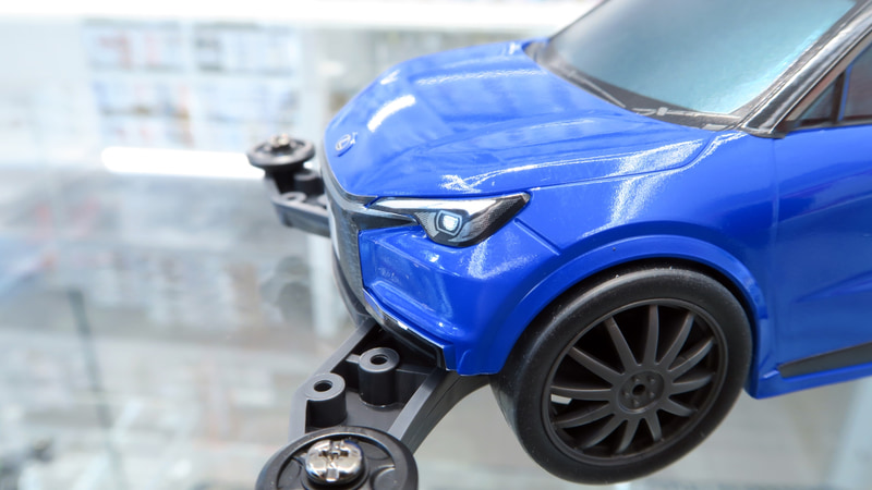 ヘッドライト部分もしっかりと造形されており、ライト部分にはメタリック調ステッカーが使用されている