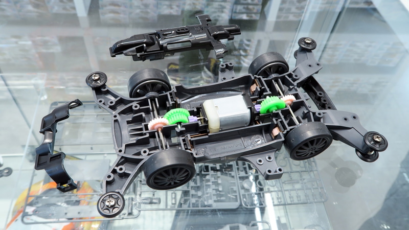 他のシャーシと違い、パーツを上から差し込んでいくスタイルなので初心者でも簡単に組み立てられる