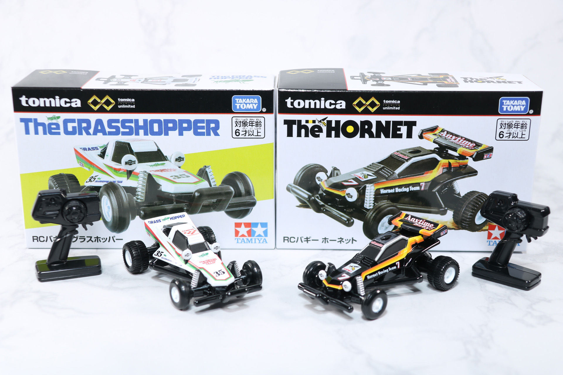 「トミカプレミアム unlimited RCバギー グラスホッパー」(左）と「トミカプレミアム unlimited RCバギー ホーネット」（右）