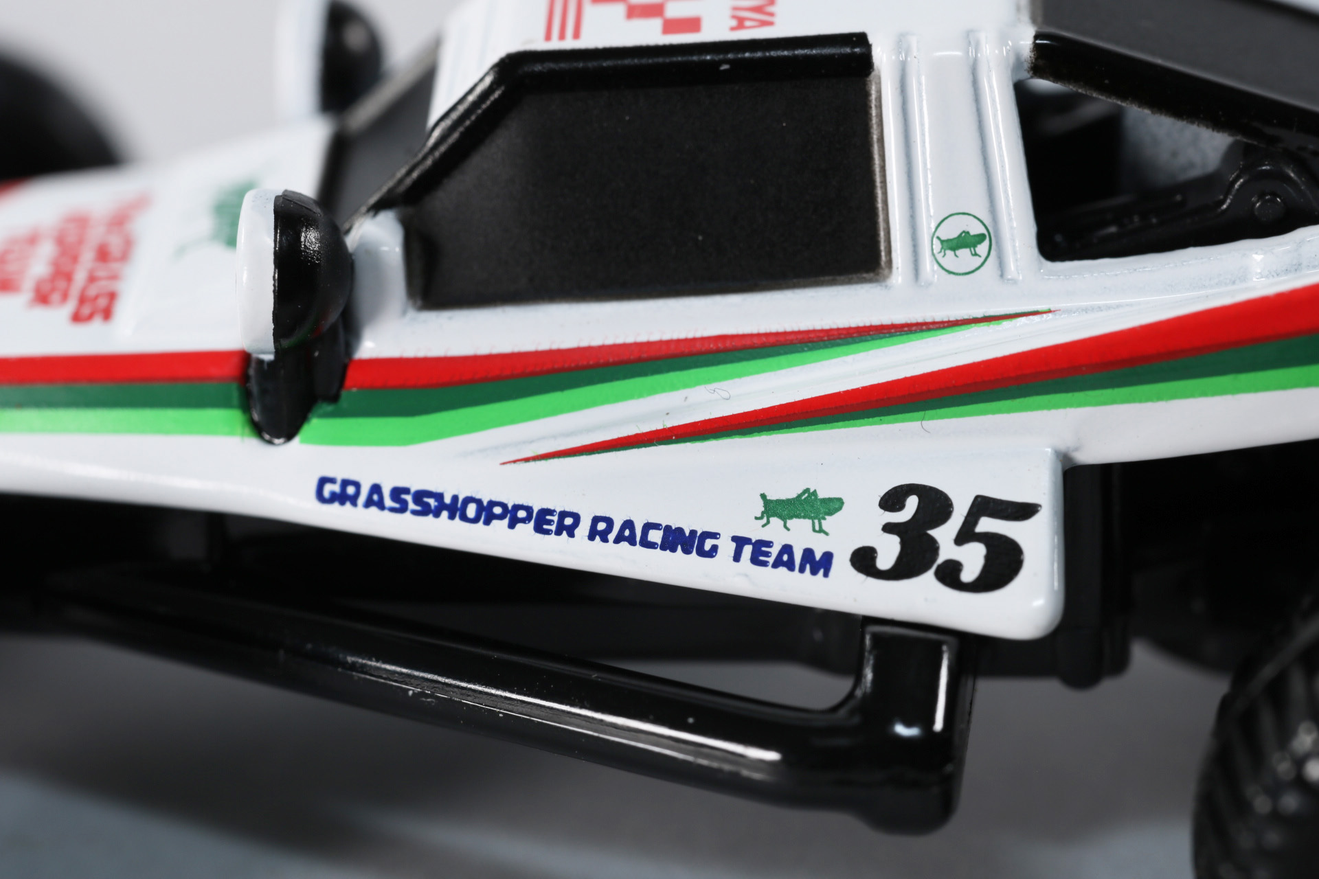 側面のマーキングやナンバーも細かく印字されている