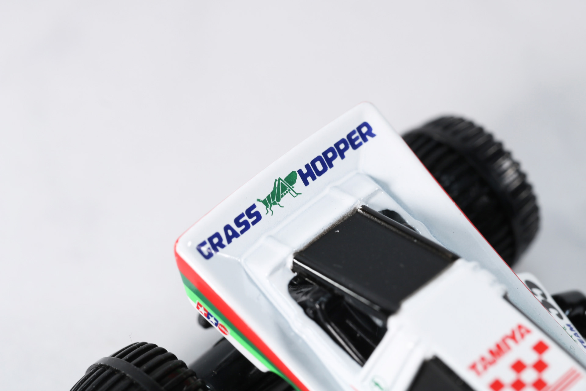 ボディと一体化されたリア・ウイングにも印字されている