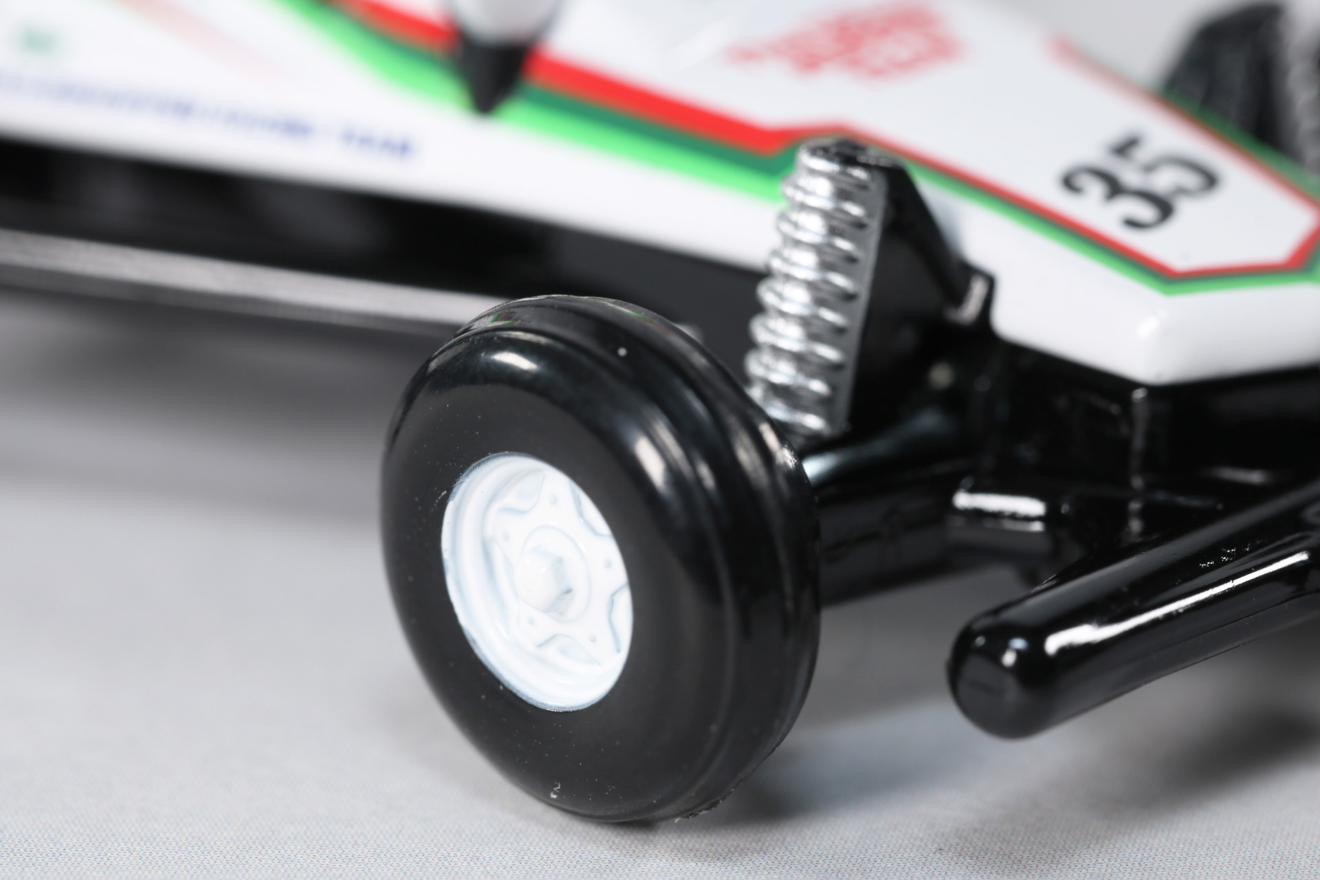 フロントのグルーブドタイヤ、ホイールも細かく造形されている