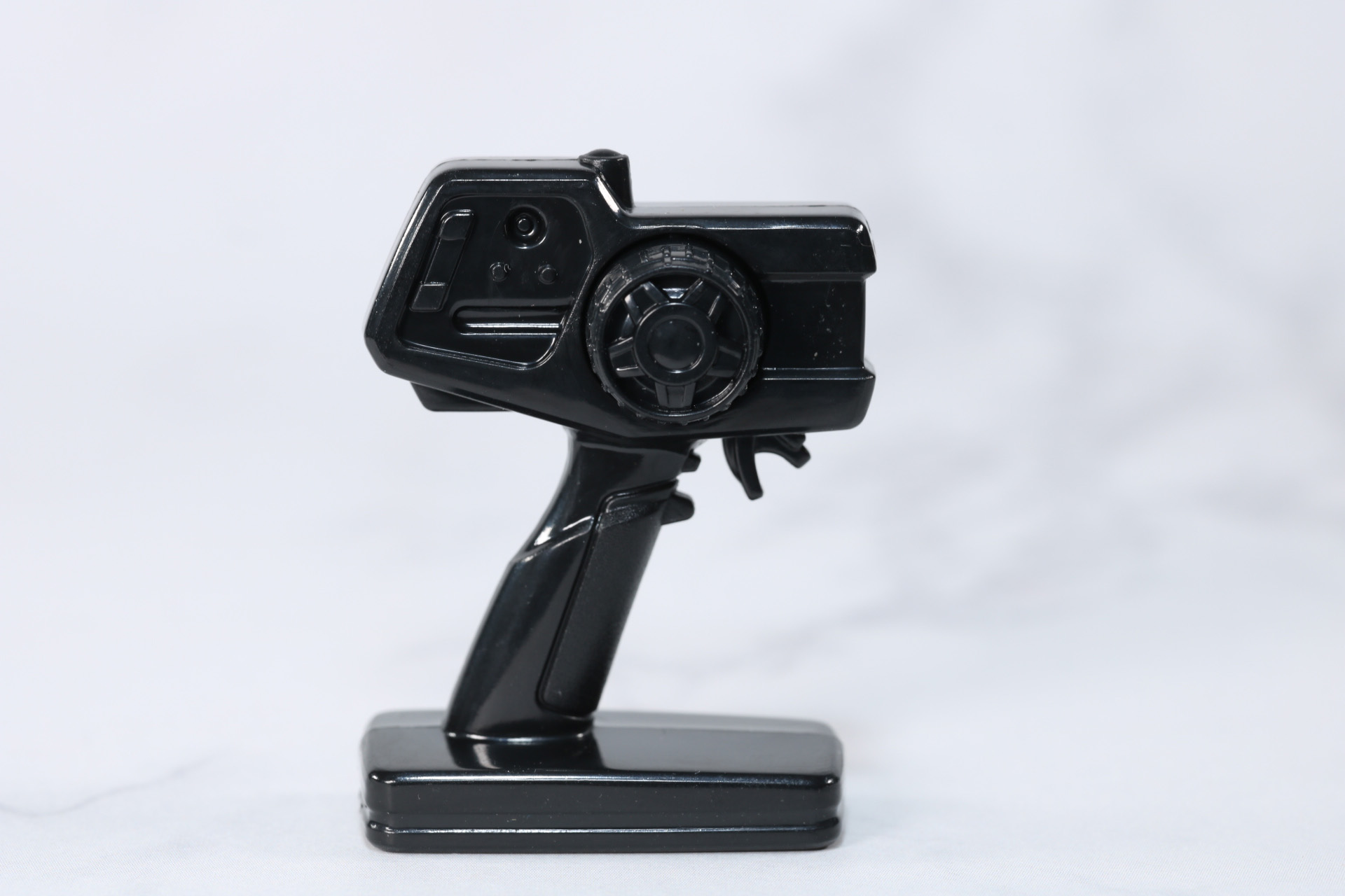 付属のプロポ。本体と合わせてRCバギーを操作しているような遊びが楽しめる