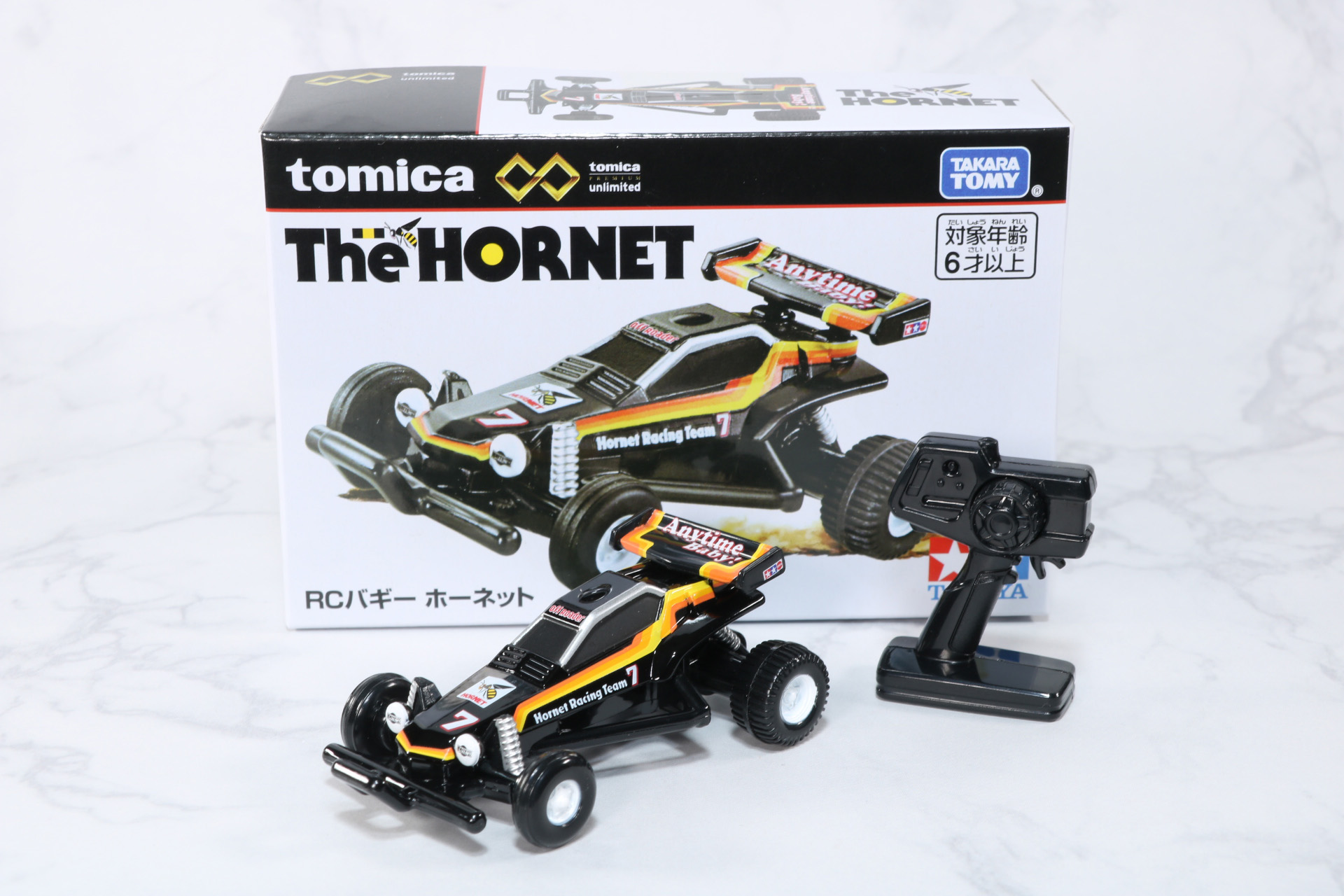 「トミカプレミアム unlimited RCバギー ホーネット」。本体とプロポ、パッケージ
