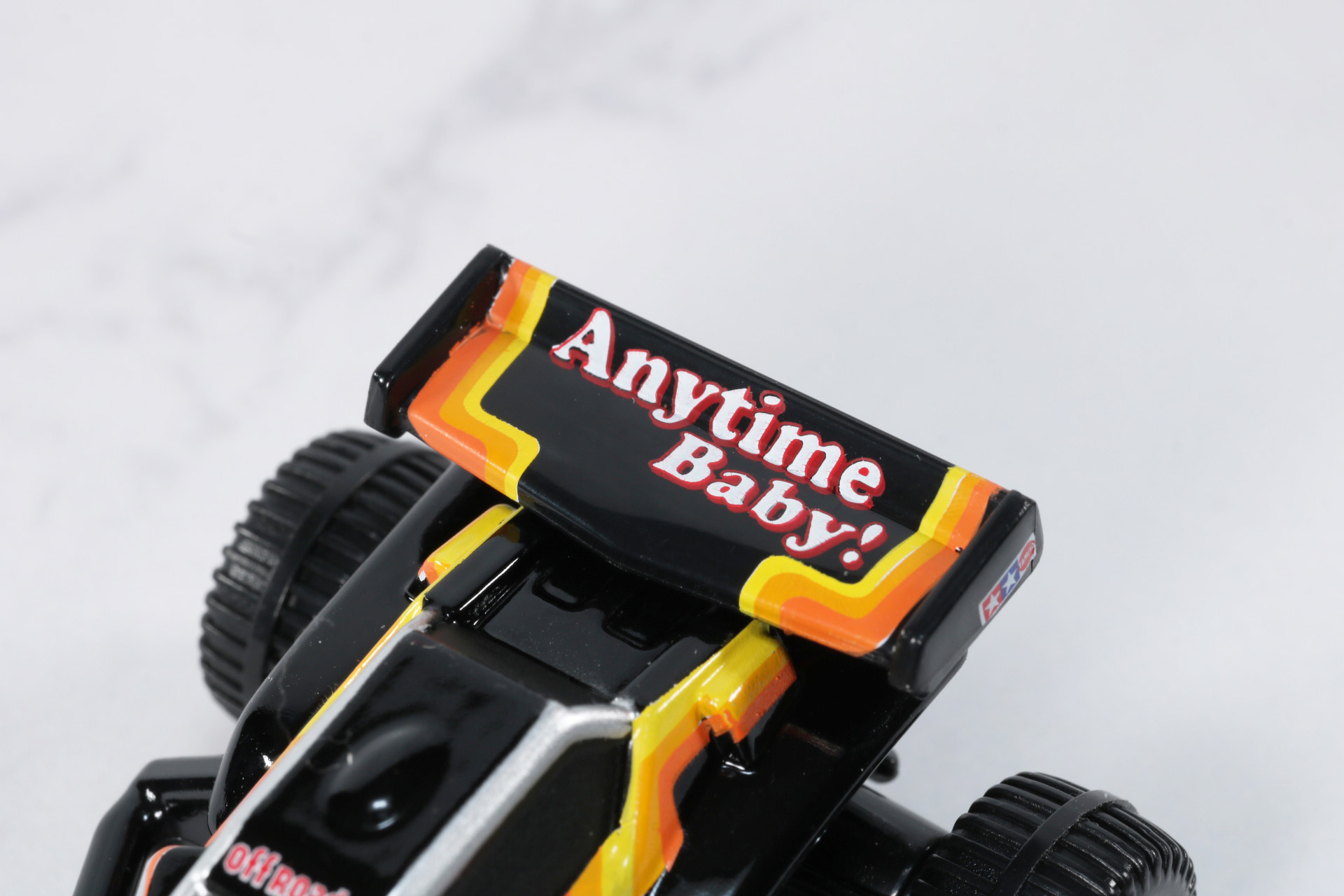 大型のウイング。ロゴも印字されている