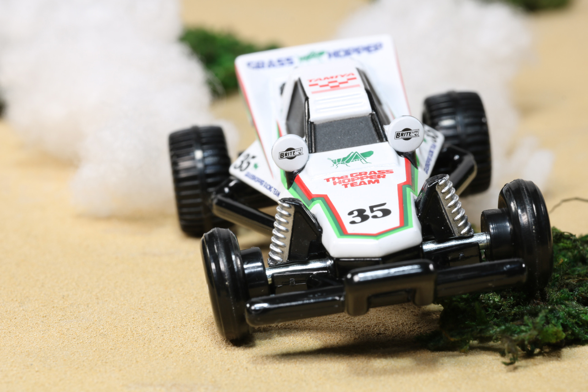 路面のギャップも超えていく、RCバギーの本領発揮