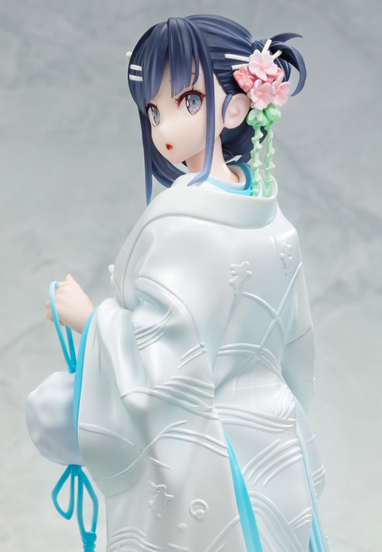 白いうなじがまぶしい振り向き姿