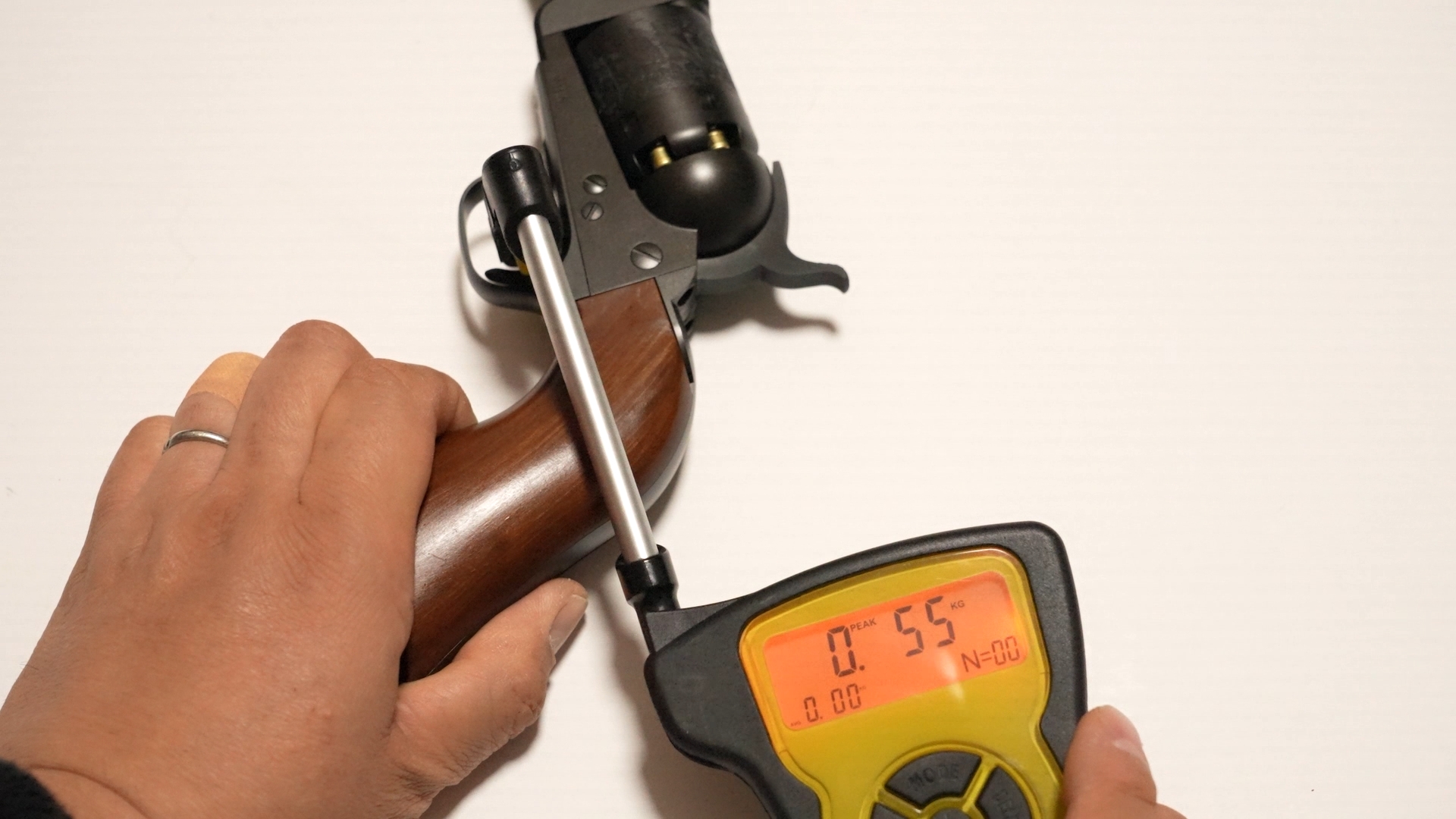 トリガープルを10回計測した結果は最小0.54kg、最大0.57kg、平均0.55kgとなった