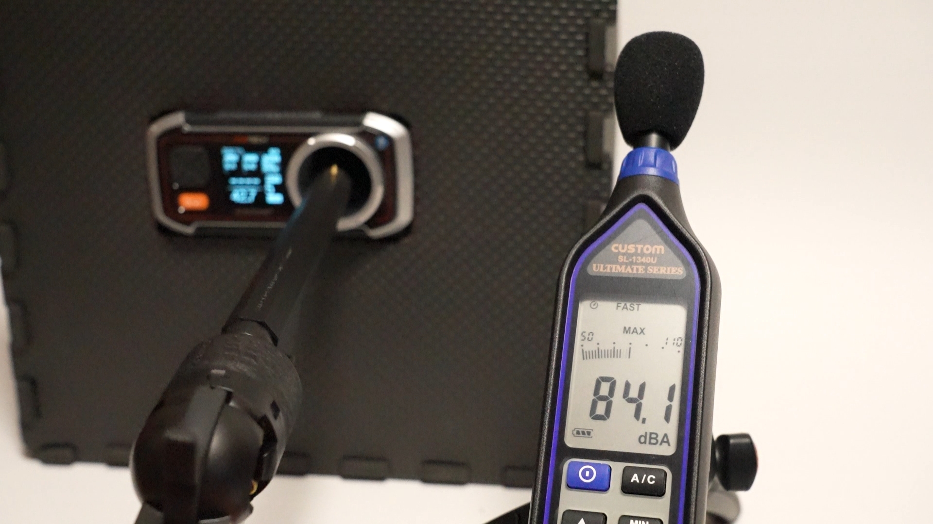 射撃音を10回計測した結果は最小82.9dBA、最大87.6dBA、平均84.54dBAとなった