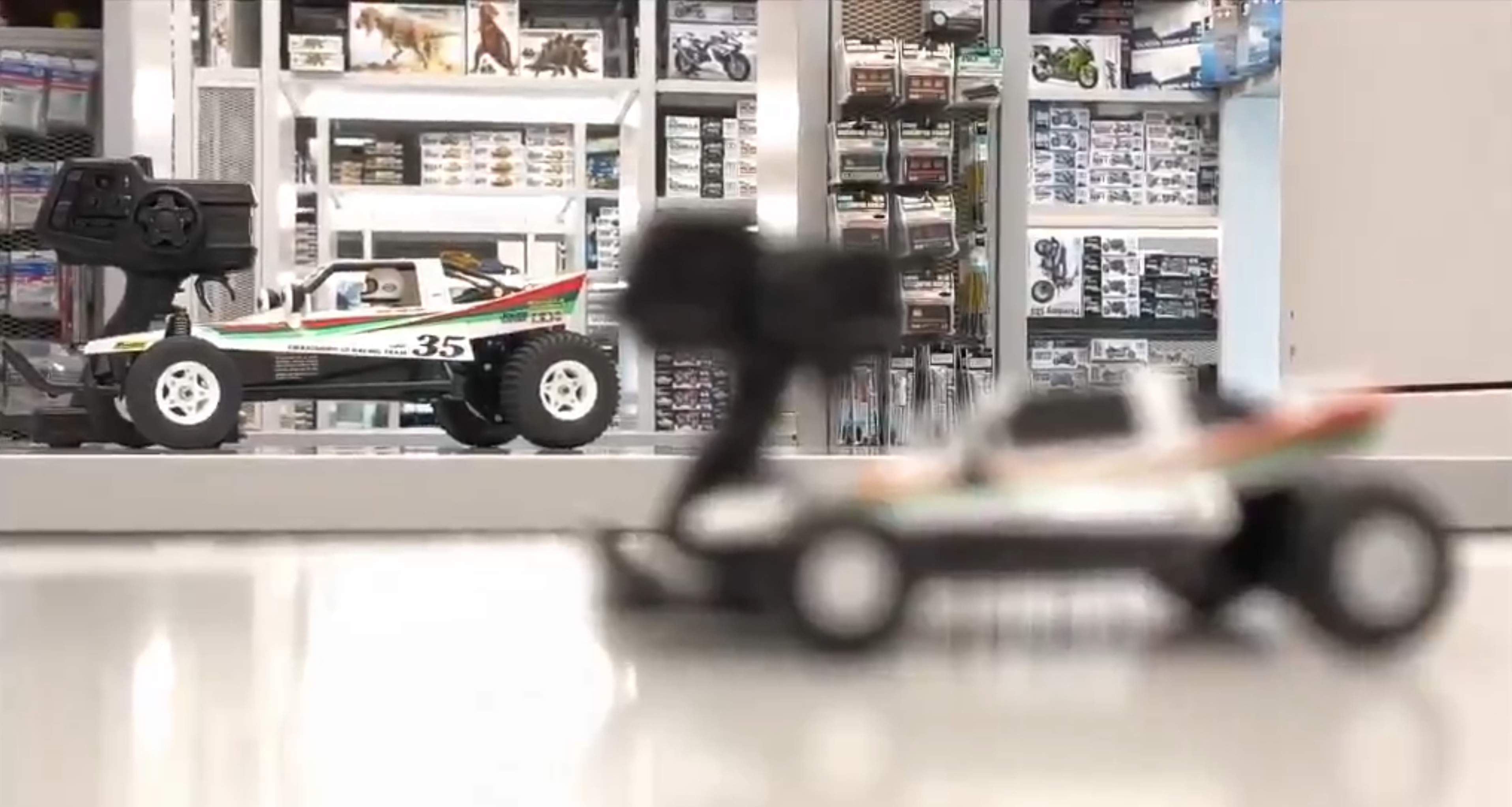 ピントを合わせることで、RCカーからトミカをアピール