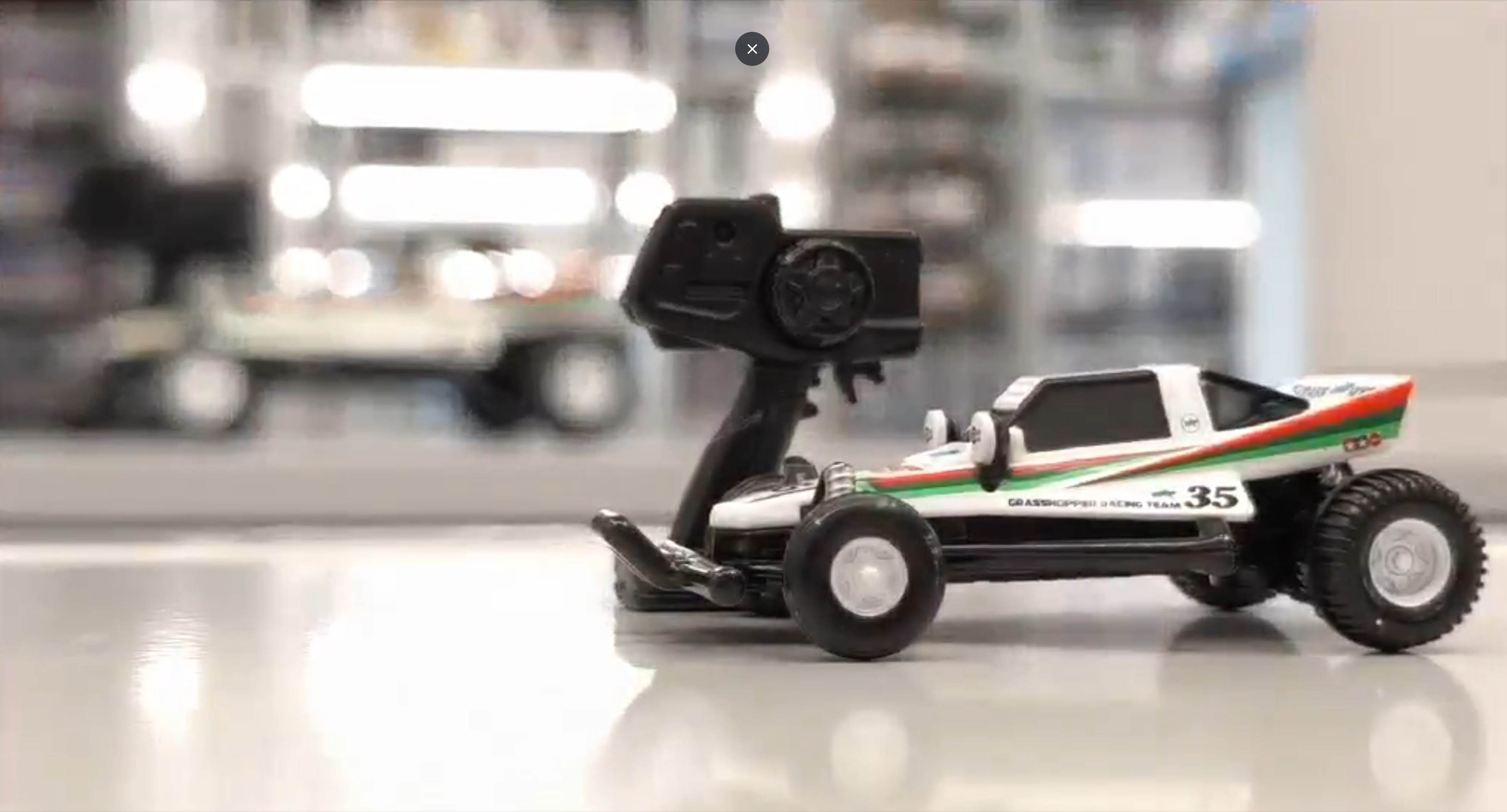 ピントを合わせることで、RCカーからトミカをアピール