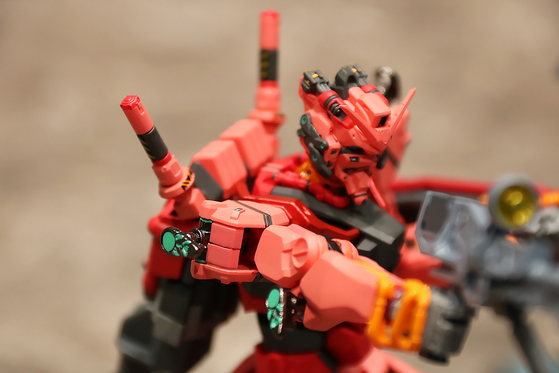 肩、肘部のハードポイントはダイキャスト製となっている<br />※画像は試作品を使用しています