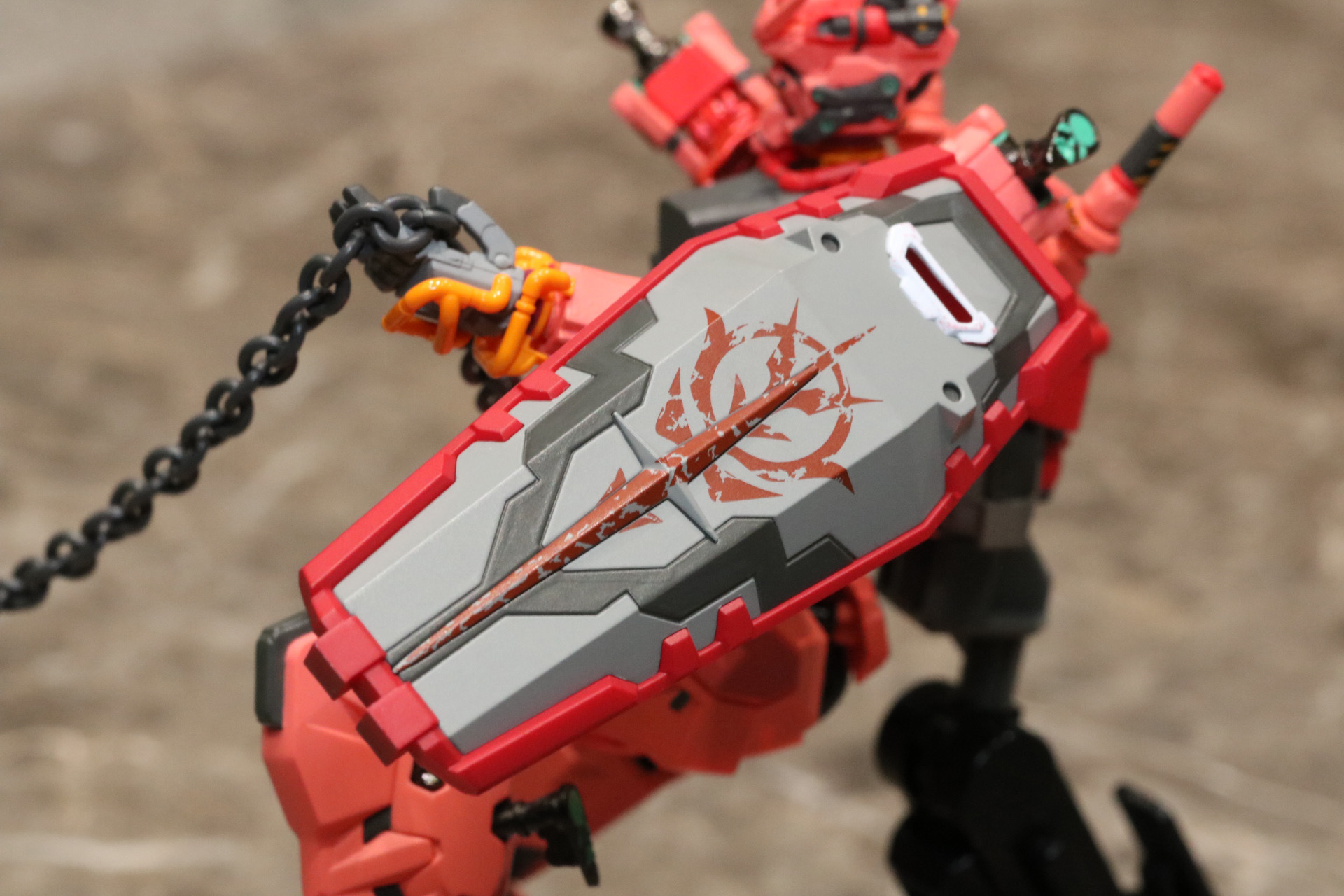 肘部のハードポイントはジョイントパーツを使用することでガンダム・シールドを付けることができる<br />※画像は試作品を使用しています