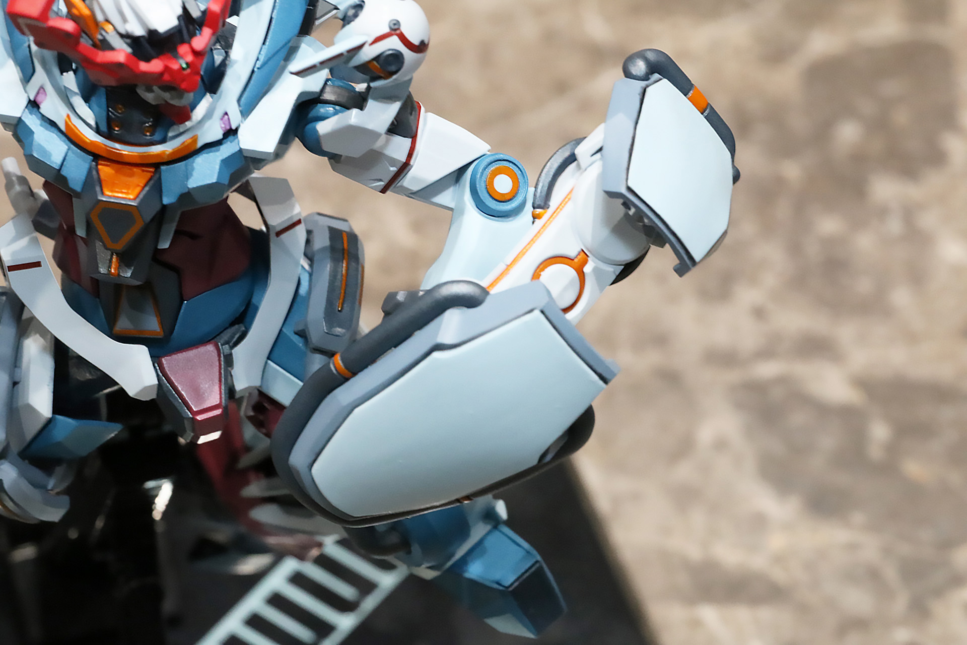 シールドには展開ギミックが！<br />※画像は試作品を使用しています