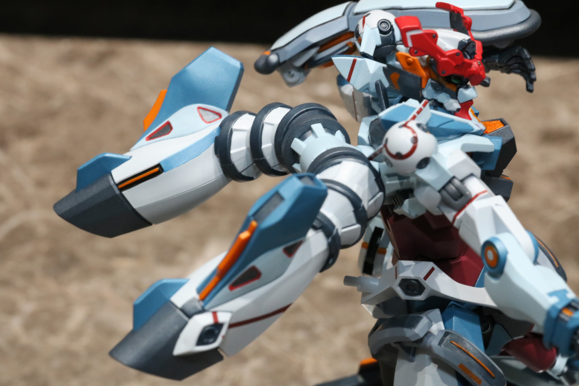 バックパックのスラスターも大きくスイング可動<br />※画像は試作品を使用しています