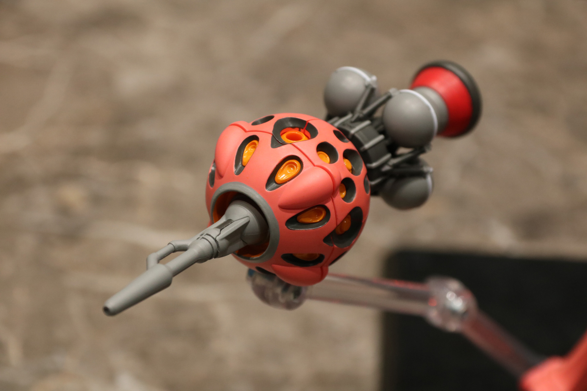 オールレンジ攻撃を可能とする武装ビットが付属<br />※画像は試作品を使用しています