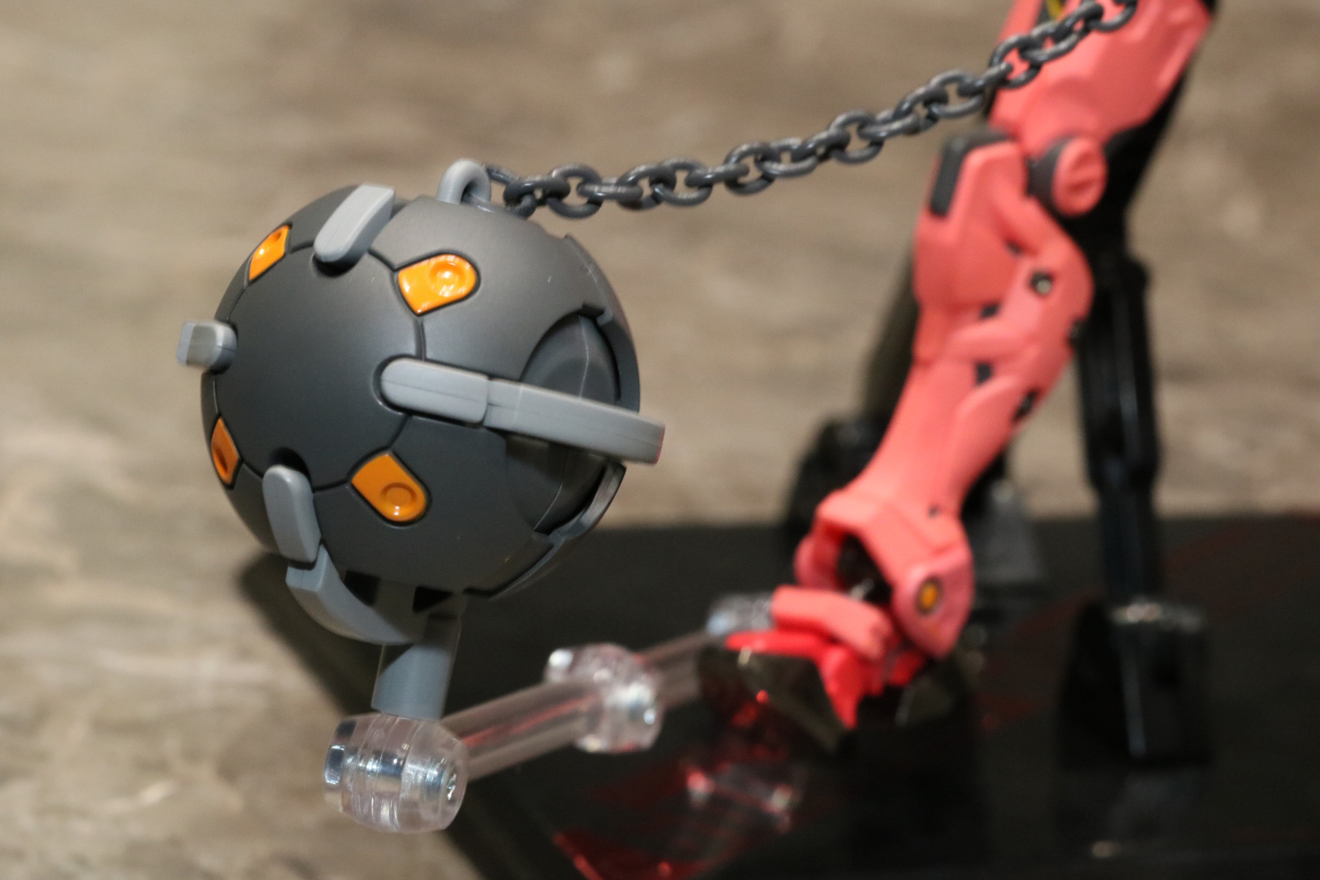 迫力あるハンマー。チェーン部分は金属製となっている<br />※画像は試作品を使用しています