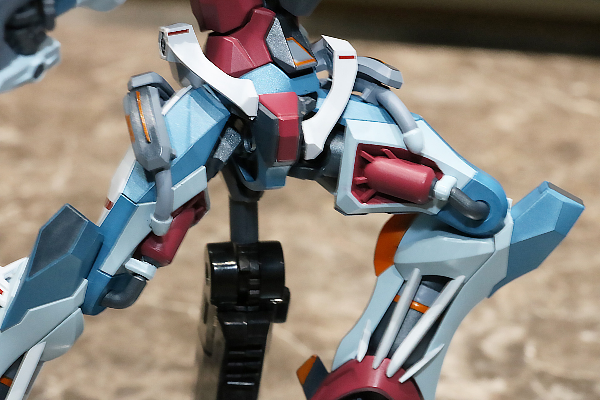 股関節など柔軟な可動で滑らかな動きを表現できる<br />※画像は試作品を使用しています