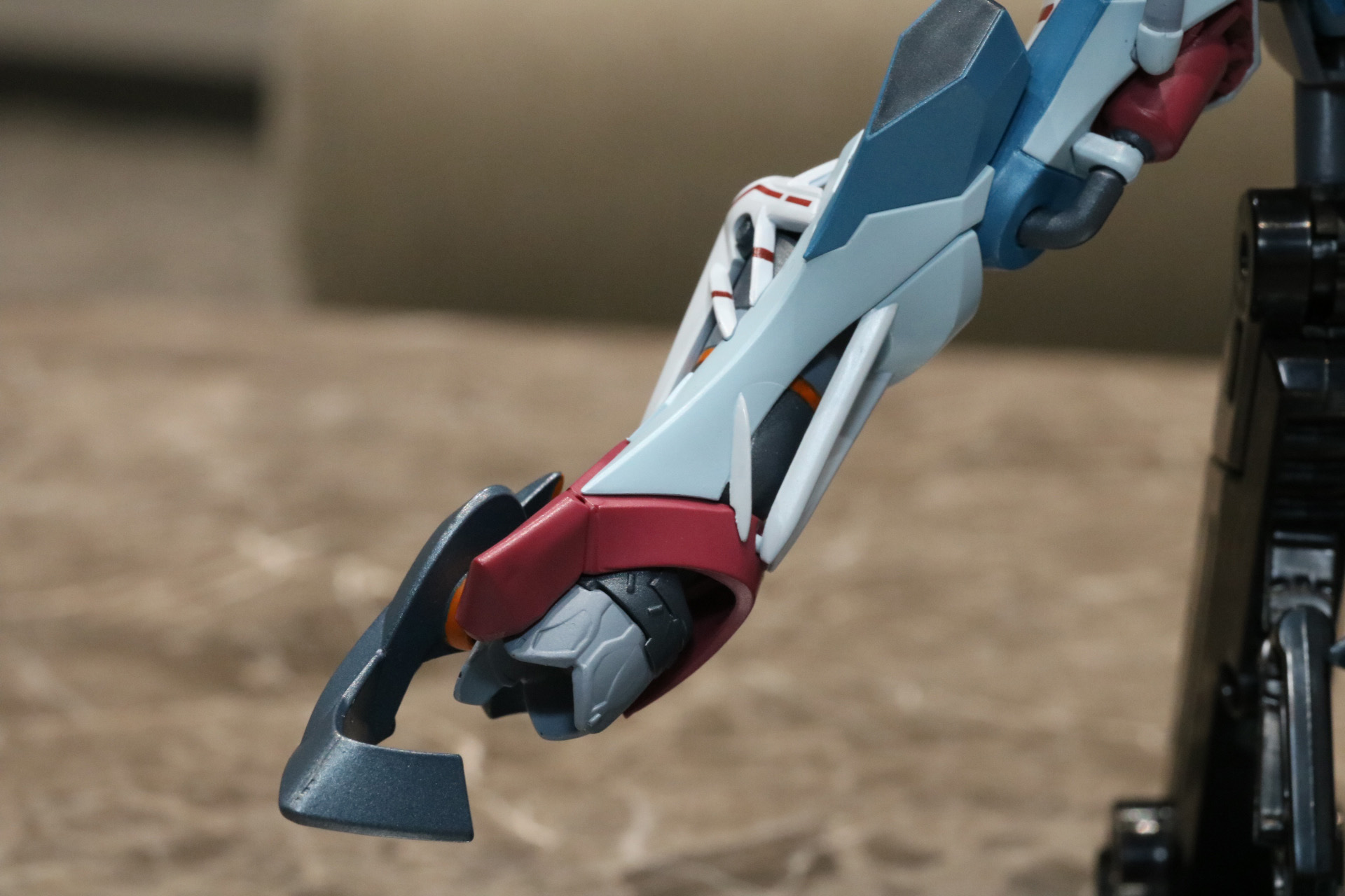 スラスターノズルがむき出しの印象的な足首部。ダイキャストの仕様で強度も担保されている<br />※画像は試作品を使用しています