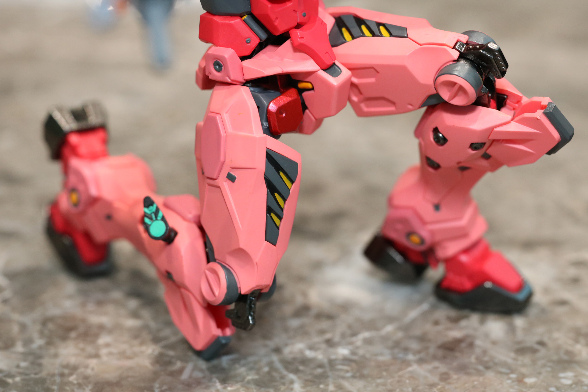 股関節の緻密な可動機構で新たな動きを見せる<br />※画像は試作品を使用しています