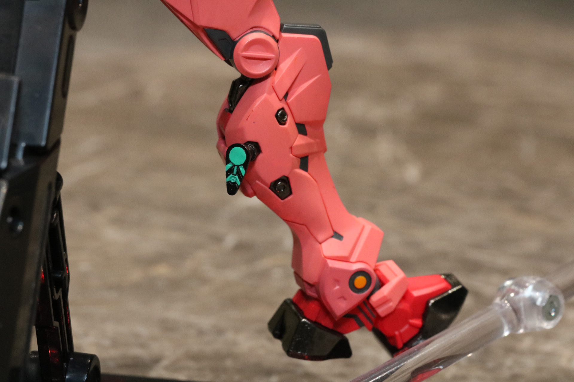 ソール部分は分割構造で踏み込みや蹴り揚げなどの力強い動きを表現できる<br />※画像は試作品を使用しています