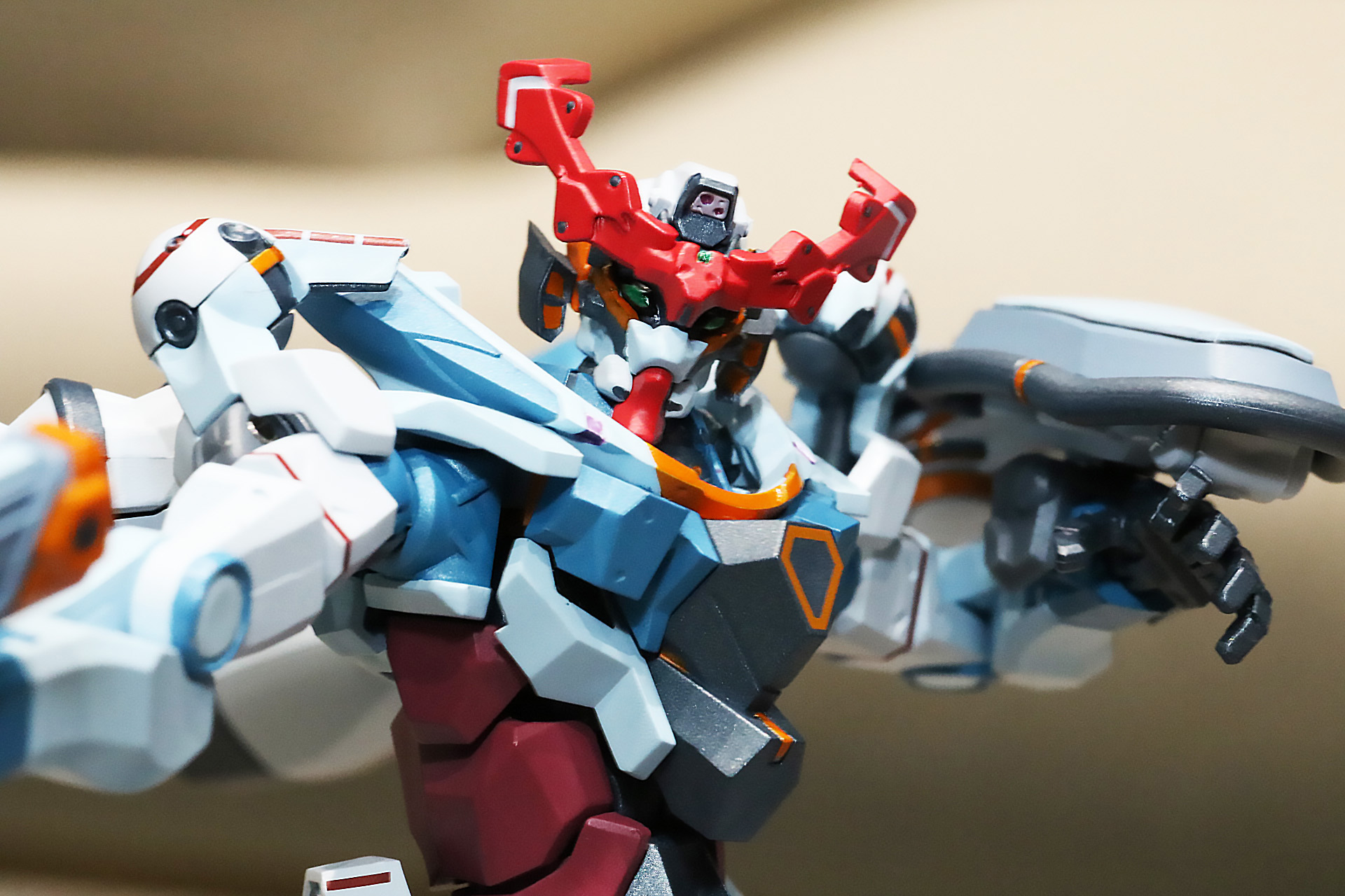 首の可動も充実し、様々な表情付けが可能<br />※画像は試作品を使用しています