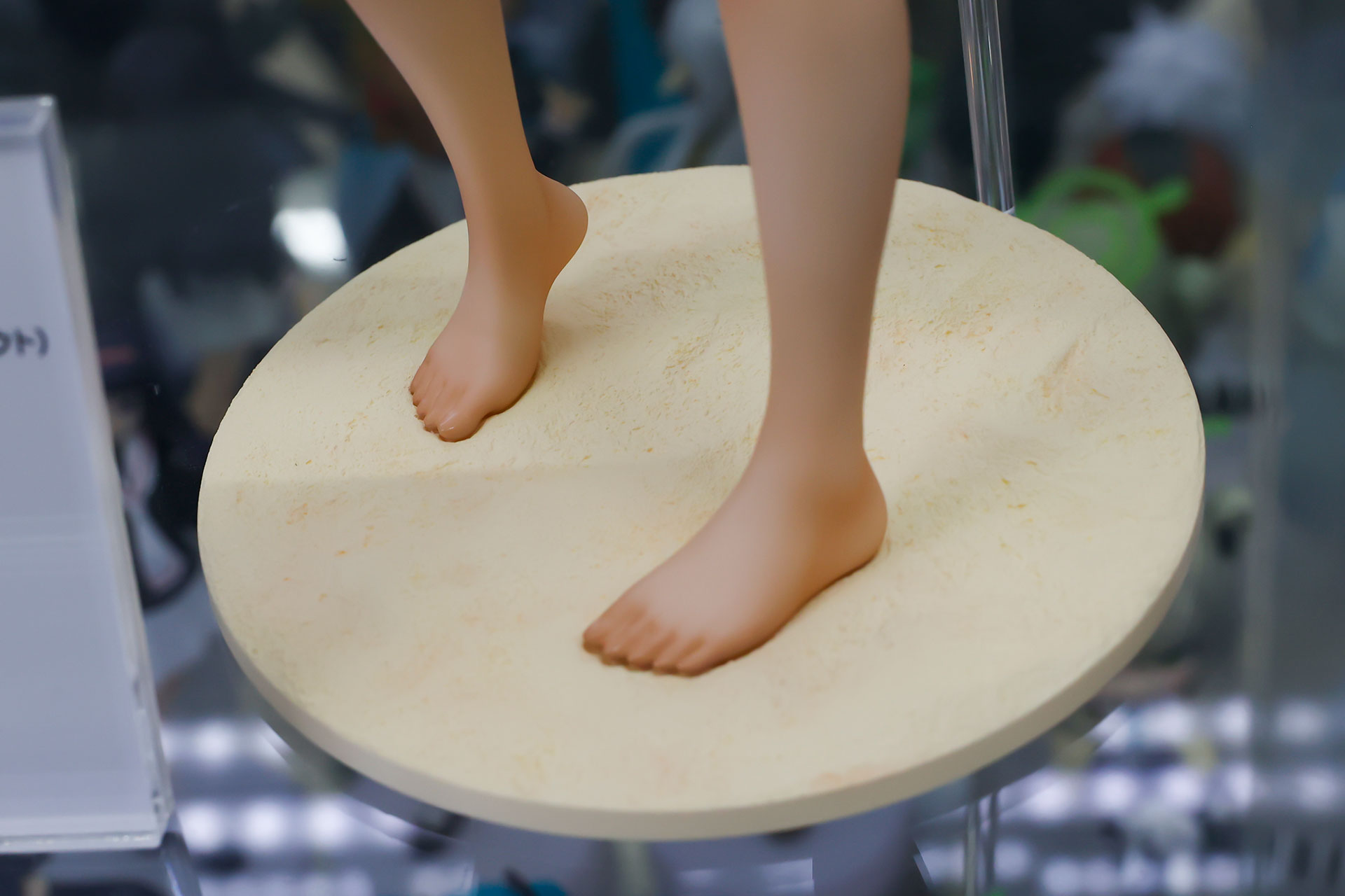 台座は砂浜風になっている