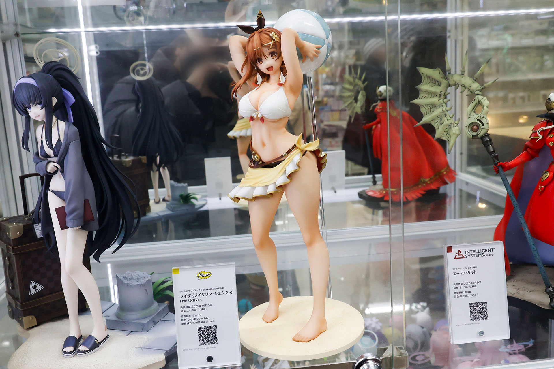 フィギュアの素材はプラスチックで、全高は約290mmだ