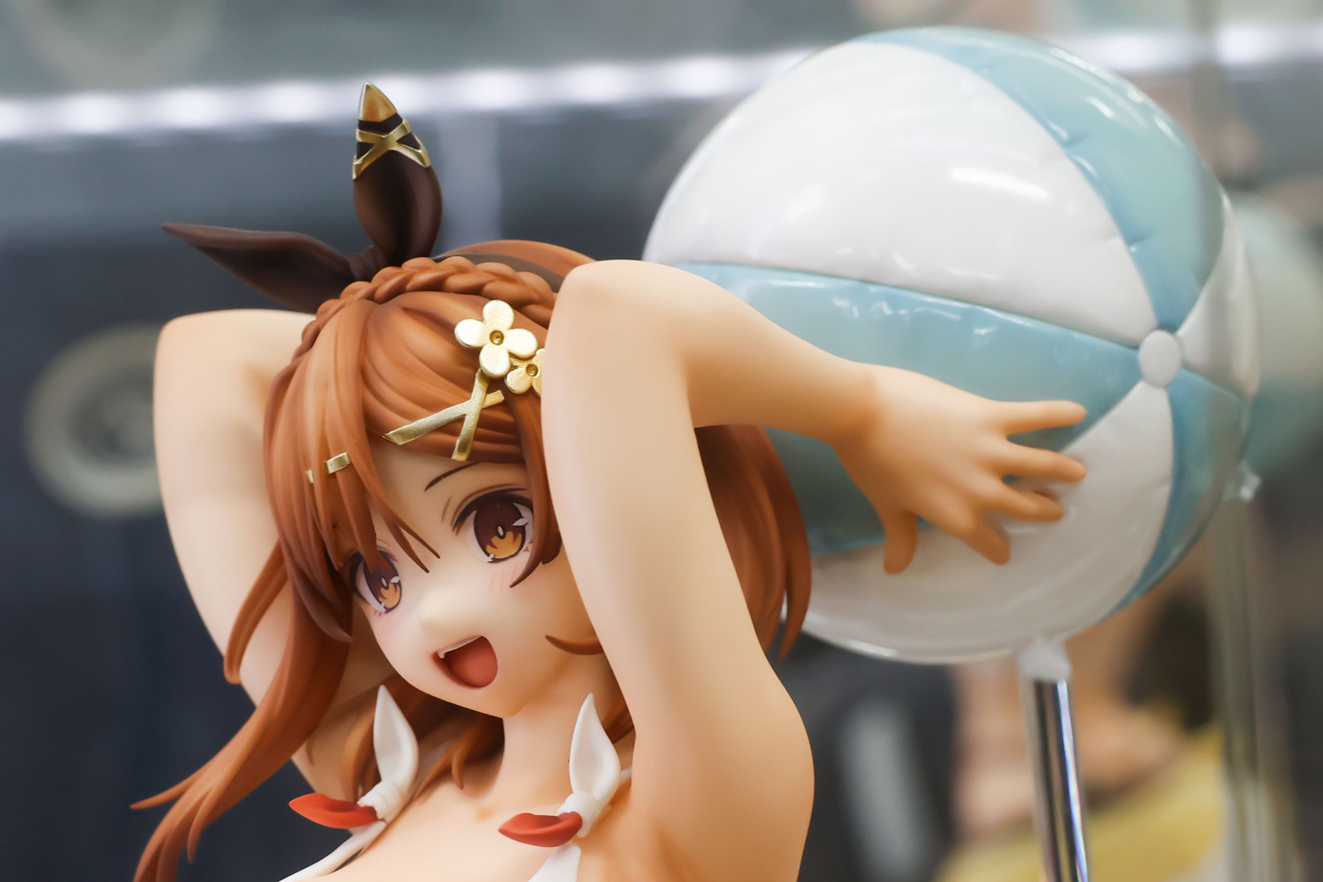 頭の後ろには大きなビーチボールを持っている