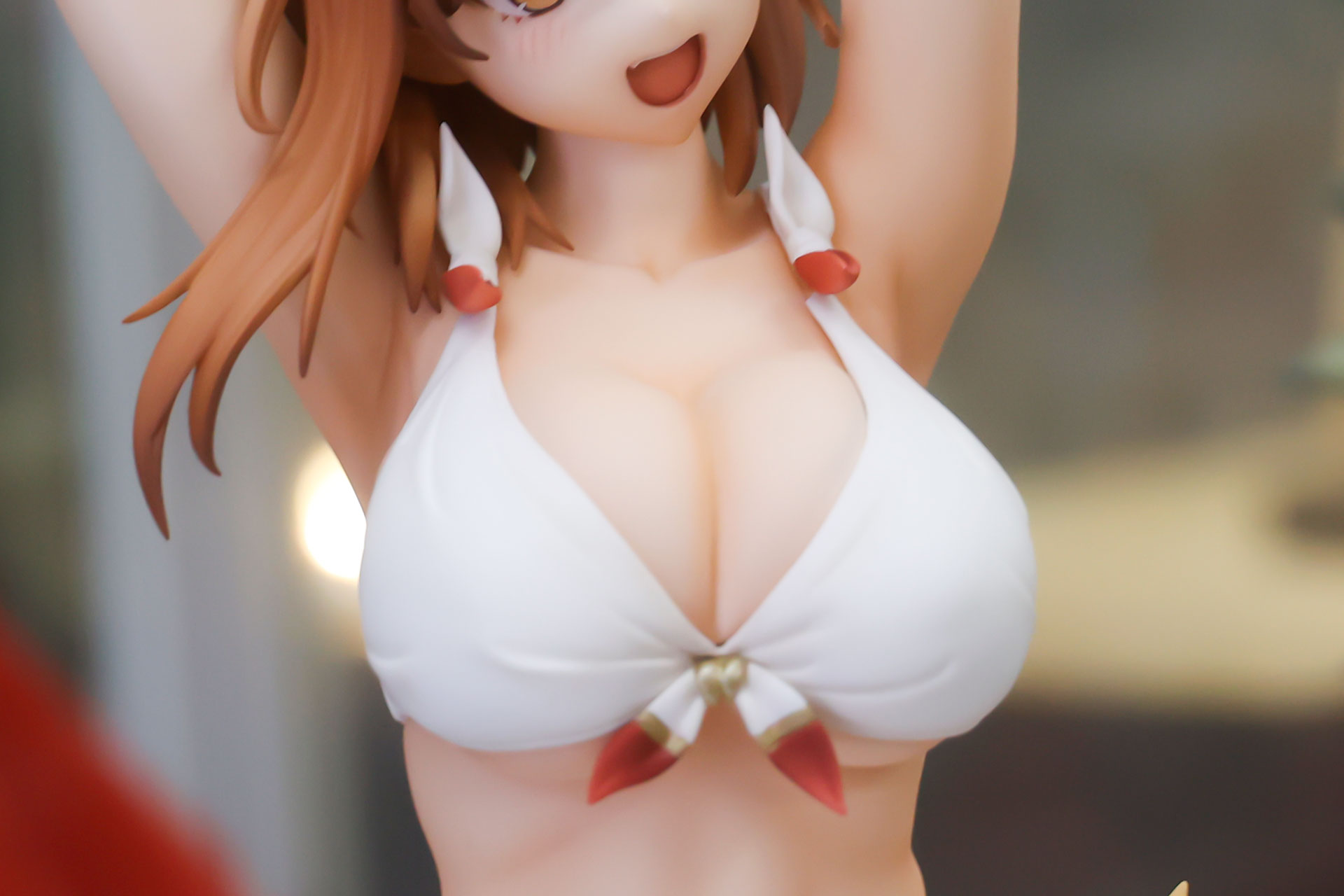 白い水着がよく似合っている