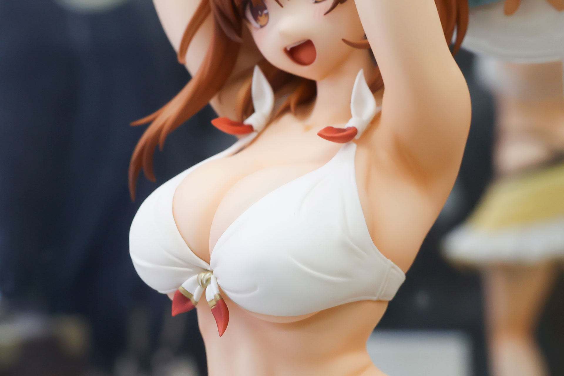 大きすぎるバストは隠しきれない！？