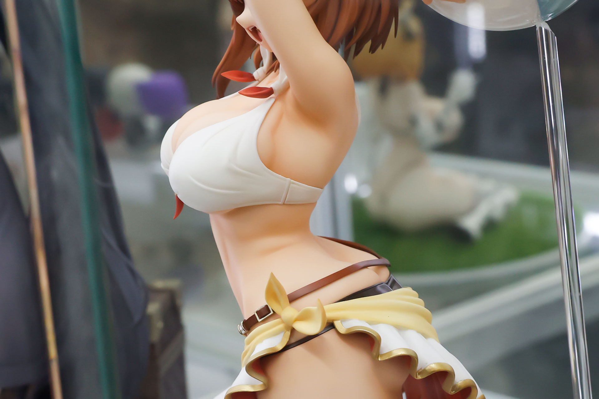 腰のあたりのしわの寄り方など絶妙な造形だ