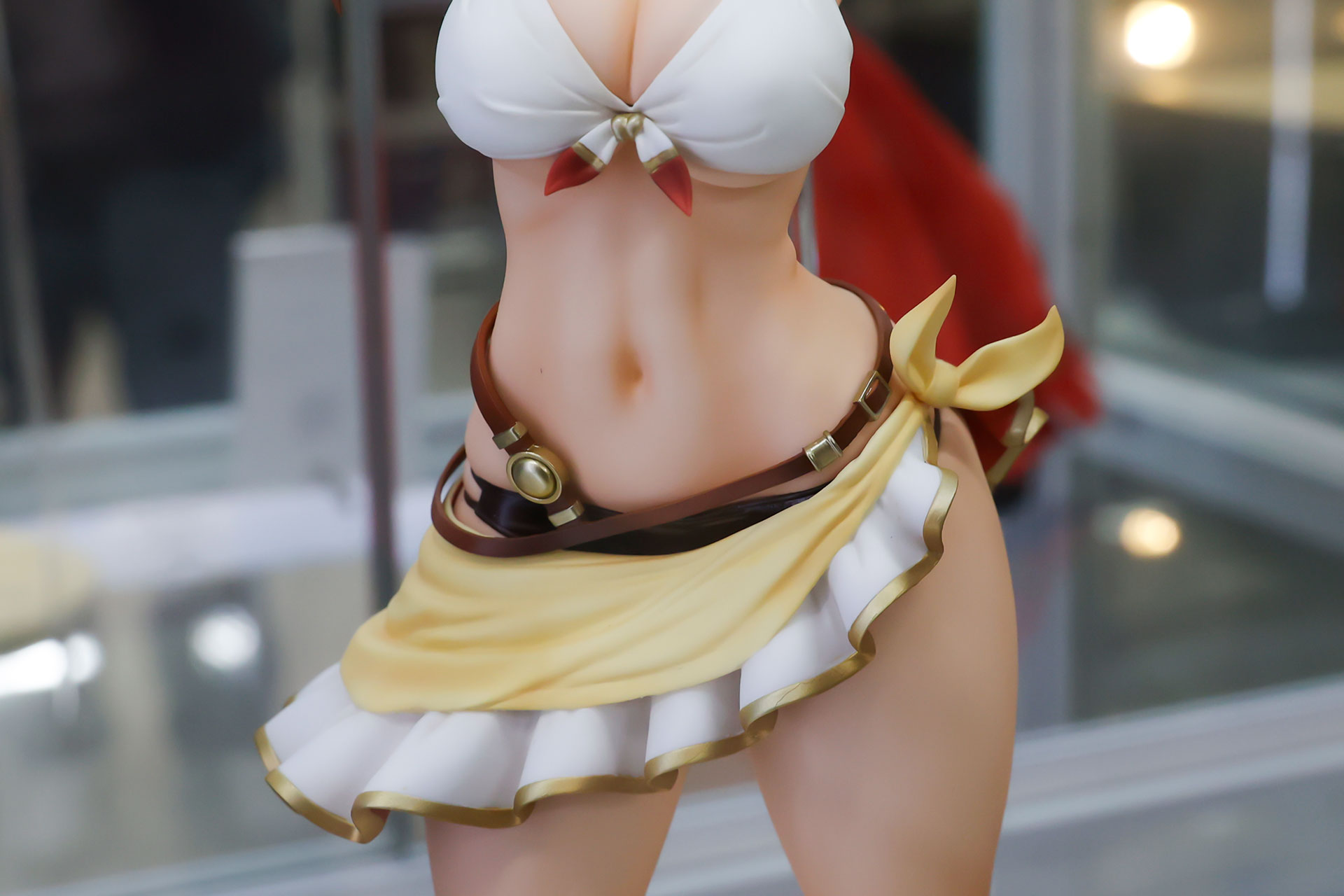 パレオなど腰回りには様々な装飾品が付けられている