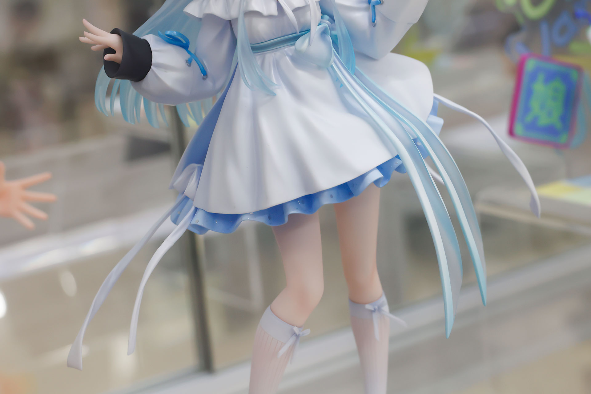 腰のあたりからリボンがふんわりと伸びている