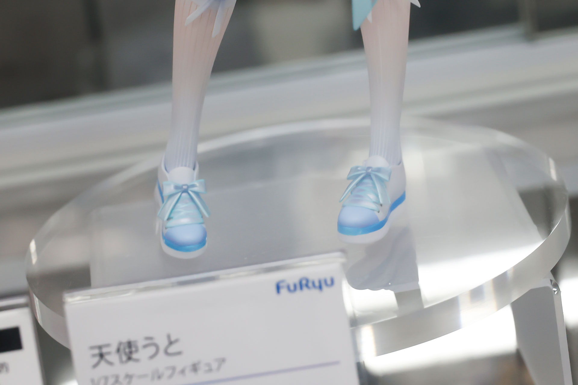 足元もおしゃれなシューズを身に付けている