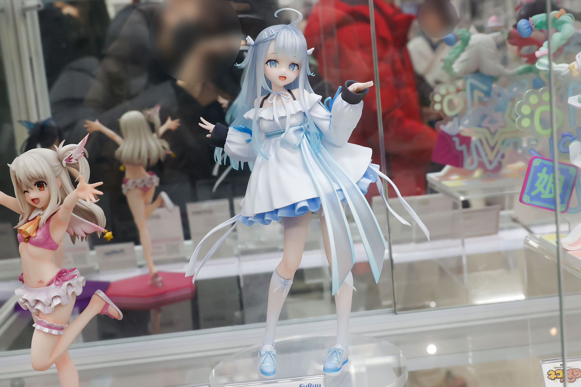 フィギュアの素材はATBC-PVCとABSで、台座部分を含む全高は約230mmだ