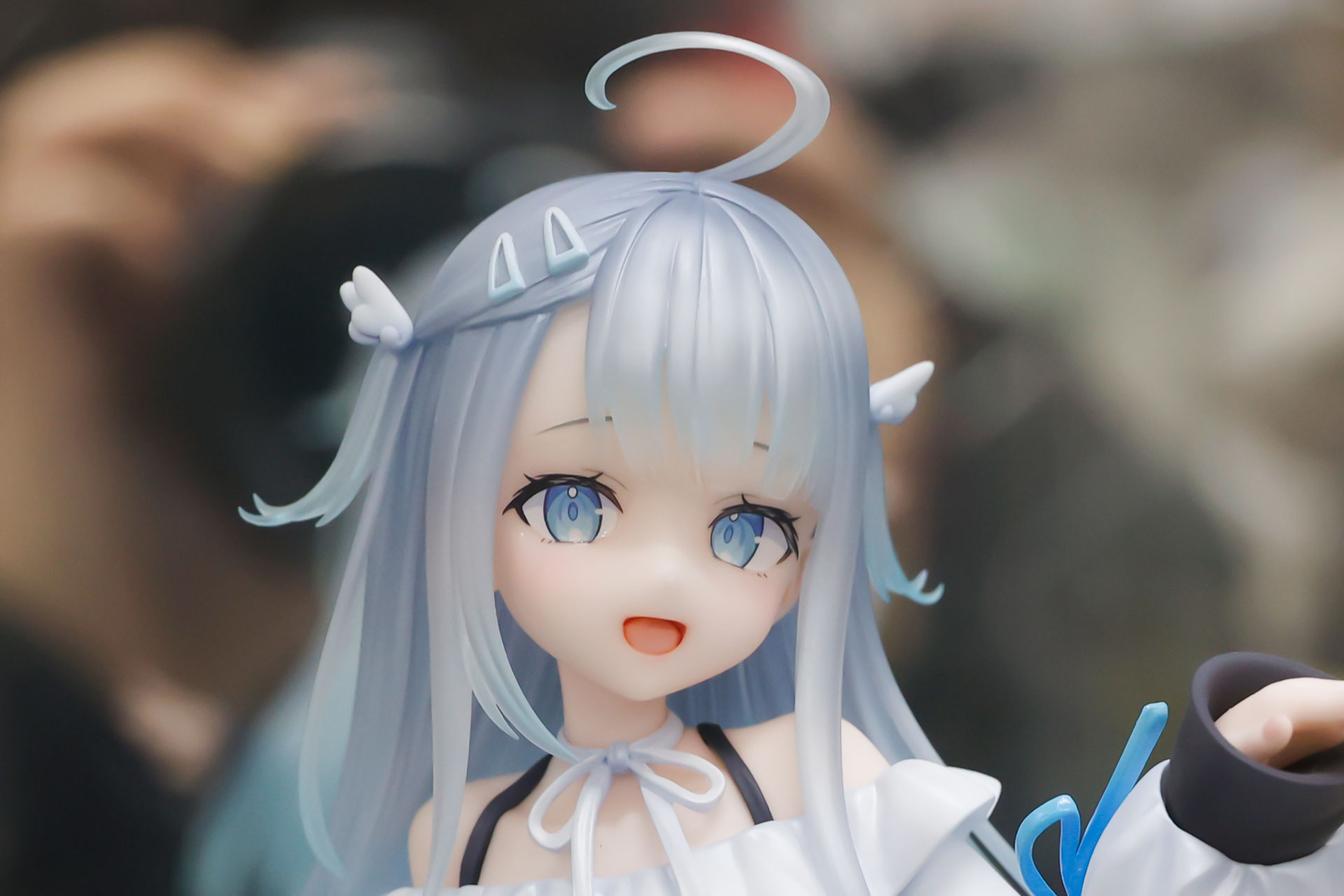 清楚な見た目だがアホ毛が飛び出しているところがかわいらしい